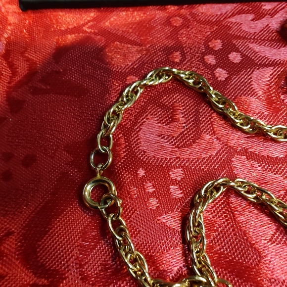 Beautiful Gold Tone Floral Pendant Necklace With Small Tassels - Picture 5 of 5